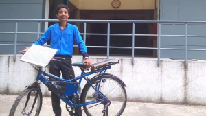 १८ वर्षाच्या विद्यार्थ्यांनं ई-बाईकचे केलं सौर सायकलमध्ये रूपांतर!